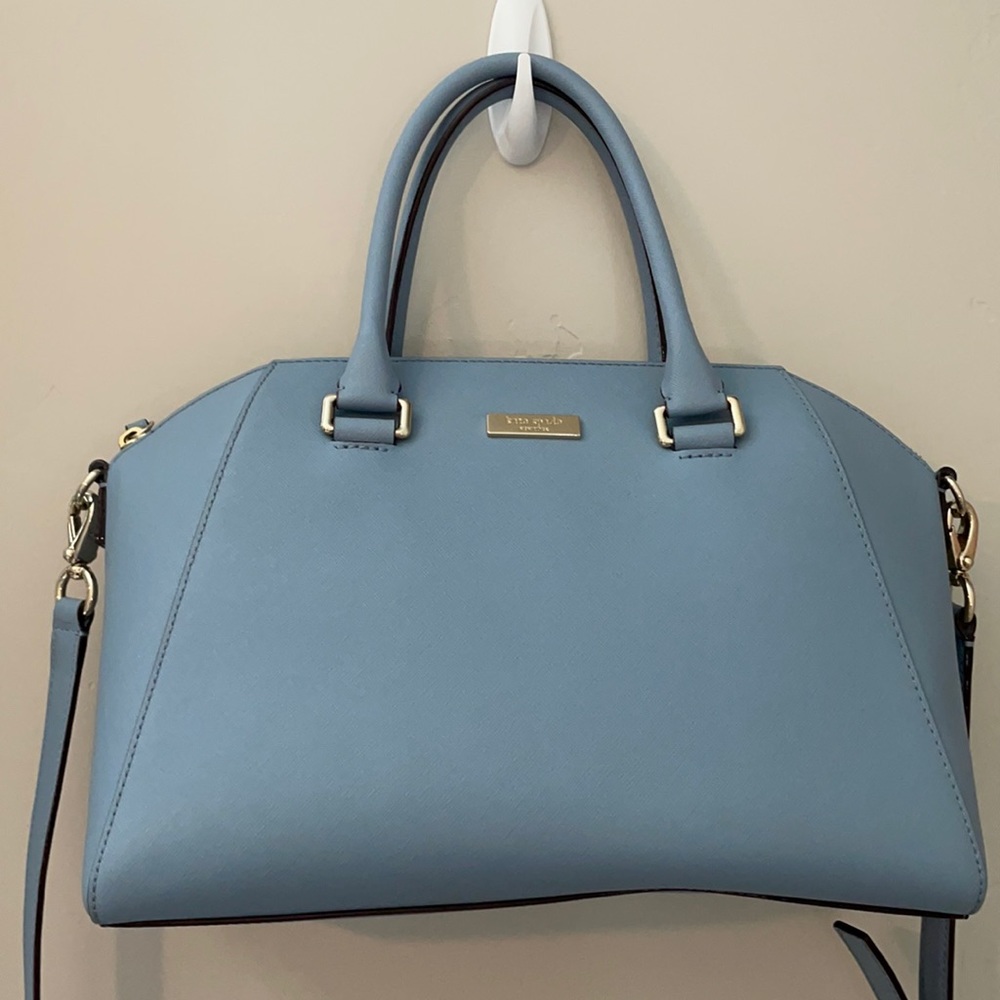 Super cute spacious Kate Spade purse🤍